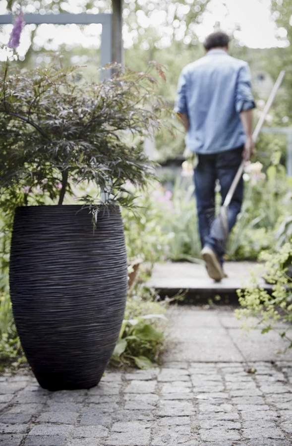 Capi Bloempot Hoog Nature Elegant Deluxe Rib NL - D56 X H84cm - Zwart 5 Capi Bloempot Hoog Nature Elegant Deluxe Rib NL - D56 X H84cm - Zwart - Afbeelding 3