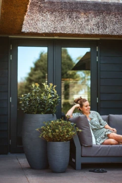 Capi Bloempot Nature Elegant Rib NL - D34 X H46cm - Donkergrijs 7 Capi Bloempot Nature Elegant Rib NL - D34 X H46cm - Donkergrijs -Buitentuin Winkel vaas elegant laag rib nl donkergrijs bloempot 3 4